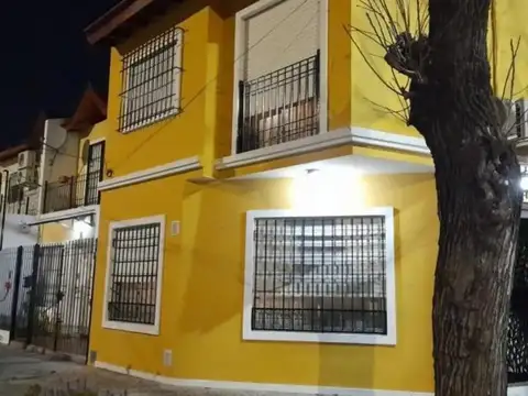 OPORTUNIDAD DUPLEX DE 4 AMB CON GARAGE CUBIERTO