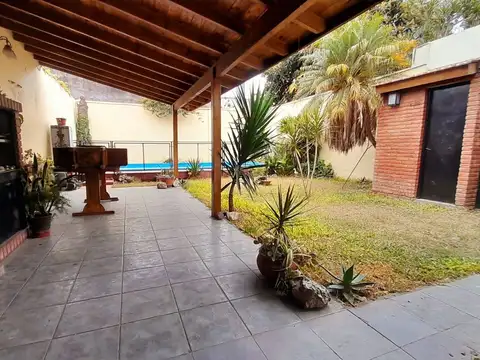Florida - Vivienda con Local - Todo en P. Baja -3 amb con Jardín y Garaje    Local al frente !