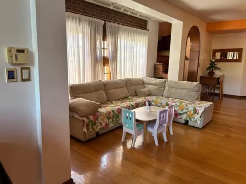 Casa 6 ambientes con 4 baños