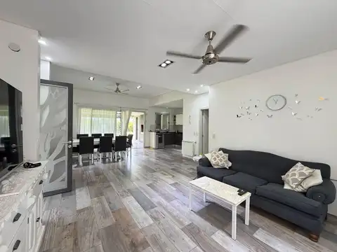 Casa en Venta con 3 cocheras