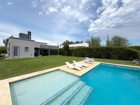 VENTA: casa en planta baja, tres dormitorios, pileta y galería en Puerto Roldan.