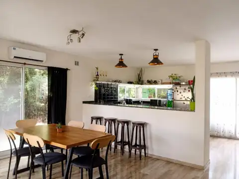 VENTA CASA 4 AMB EN BARRIO LOS OLIVARES CON PILETA