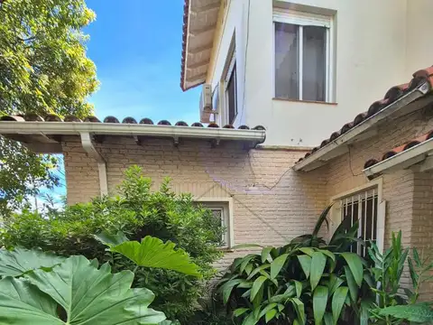 Casa en Alquiler con 2 cocheras