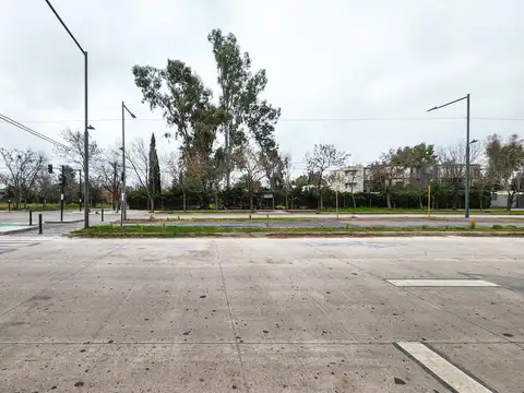 Terreno de esquina con gran frente comercial para desarrollo inmobiliario