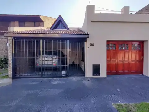 Casa en venta Banfield Este 4 ambientes patio 2 garages