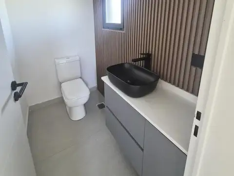 Casa 6 ambientes con 2 baños