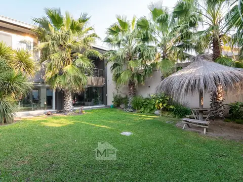 7 ambientes - 4 dormitorios en suite - 5 cocheras