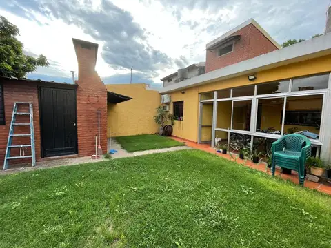 Casa dos dormitorios, jardín, B° Belgrano venta
