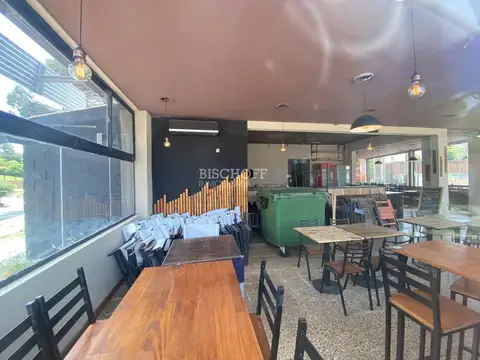 EXCELENTE LOCAL COMERCIAL SOBRE ESQUINA, TODOS LOS SERVICIOS