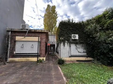 Casa De 4 Ambientes Con Cochera Y Patio Con Parrilla