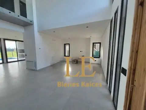 Casa 4 ambientes con 3 baños