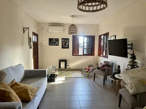 Casa 6 ambientes con 2 baños