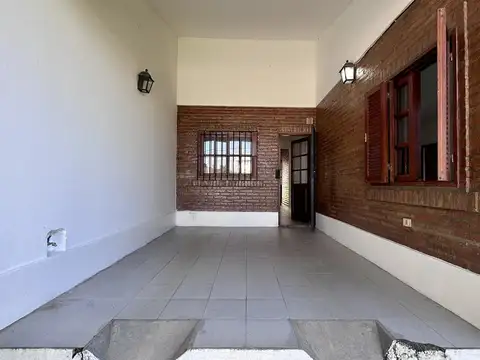 Casa 6 ambientes con 2 baños