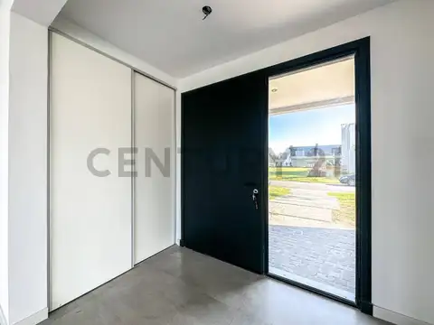 CASA EN VENTA. BARRIO EL CANAL AL RIO CON AMARRA