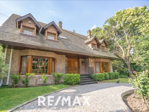 Casa 8 ambientes con 6 baños