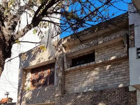 Casa venta Refinerias Rosario al frente con cochera, Terraza Parrilero, 2 baños, cochera
