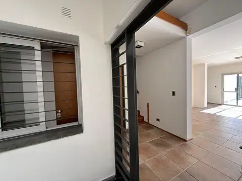 Casa en Alquiler con 2 cocheras