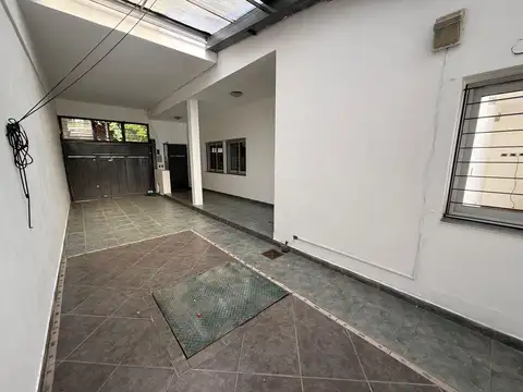 Casa 6 ambientes con 2 baños