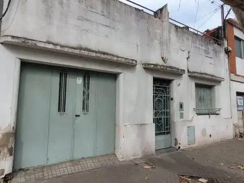 Casa al frente 2 dormitorios con cochera. Barrio Parque