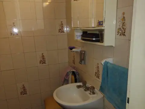 DEPARTAMENTO DE 3 AMB.TIPO CASA AL FRENTE CON E/AUTO
