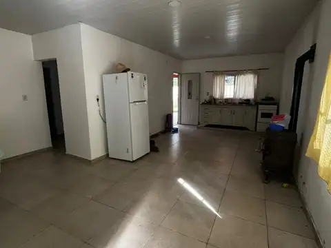 Casa sobre amplio lote. Barrio Los Pioneros