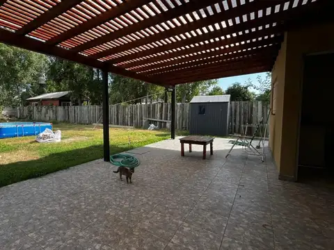 Casa sobre amplio lote. Barrio Los Pioneros