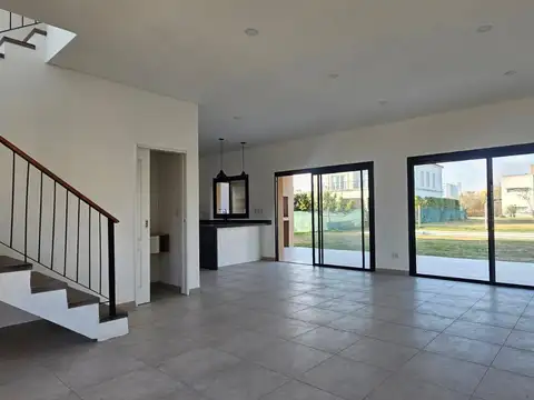 Casa en Alquiler con 4 cocheras