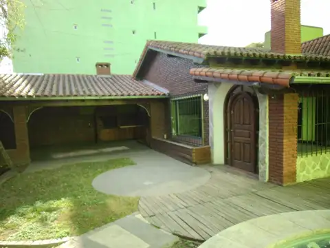 Casa 6 ambientes con 2 baños