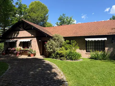 Venta casa 4 ambientes en Carmel CC sobre lote de 1.000m2