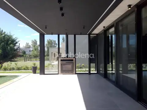 Casa en Alquiler con 4 cocheras