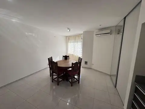 MONOAMBIENTE EN PLANTA BAJA. - EXCELENTE UBICACION.