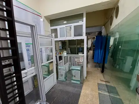 JUNIN 554 entre Lav. y Tuc. Planta baja de 3 mts de frente y 56m2. 2 baños.