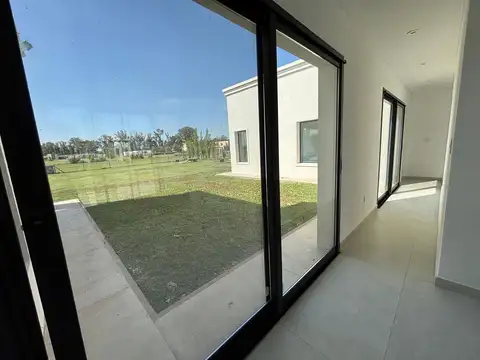 Casa en Venta con 4 cocheras