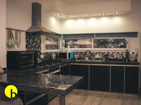 Casa 4 ambientes con 2 baños