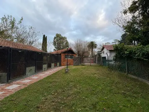CASA EN VENTA CON 16 CANILES EN CITY BELL