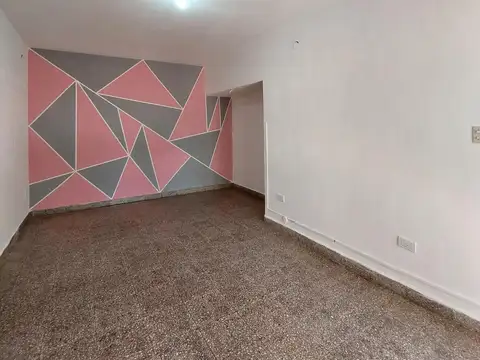 Casa en alquiler, dos dormitorios, patio, pasillo, sin expensas.
