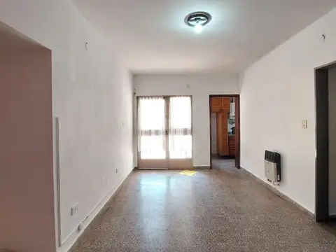 Casa en alquiler, dos dormitorios, patio, pasillo, sin expensas.