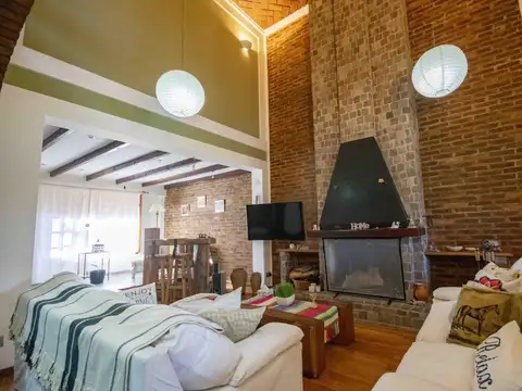 Casa en Venta con 3 cocheras