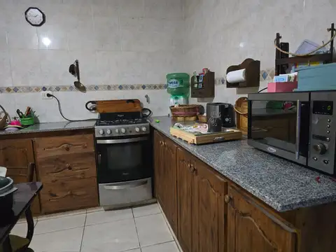Casa 6 ambientes con 2 baños