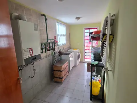 Casa 6 ambientes con 2 baños