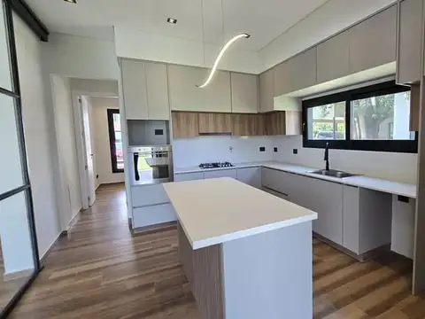 Casa en Venta con 4 cocheras