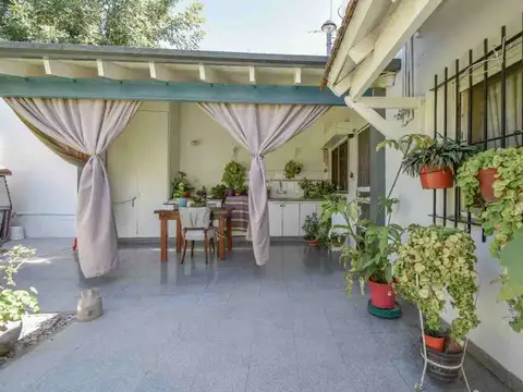 CASA EN VENTA EN LONGCHAMPS CON JARDIN