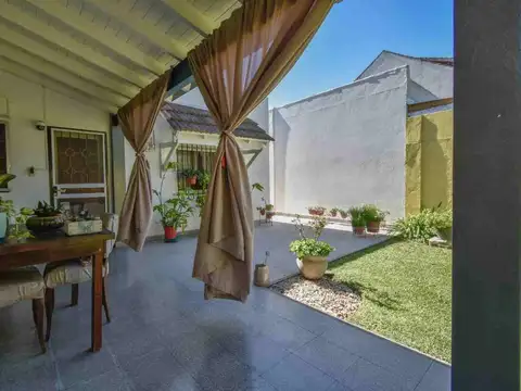 CASA EN VENTA EN LONGCHAMPS CON JARDIN