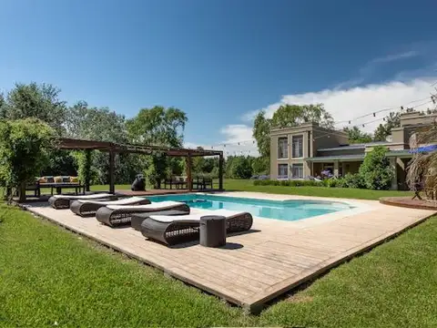 CASA EN VENTA -  El Solar de Capilla, Exaltación de la Cruz  -   5 Ambientes, Pileta, Espectacular