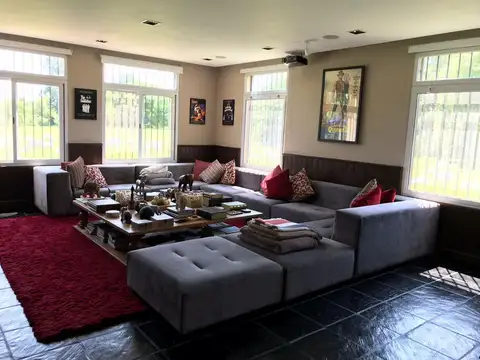 Casa 5 ambientes con 4 baños