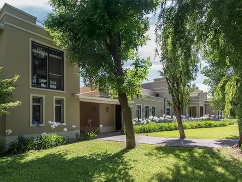 CASA EN VENTA -  El Solar de Capilla, Exaltación de la Cruz  -  5 Ambientes, Pileta, Espectacular