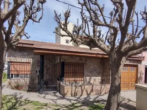 CASA EN VENTA LA PLATA 3 DORMITORIOS