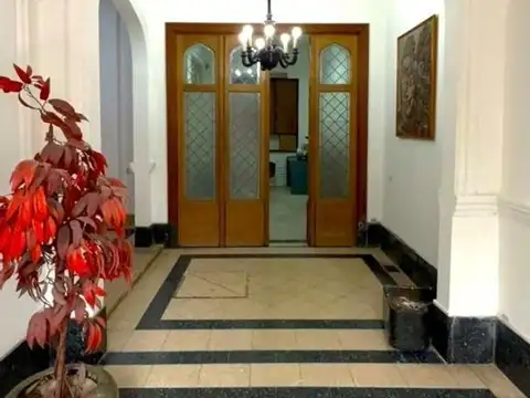 Bv Oroño 400, importante propiedad de 9 ambientes amplios