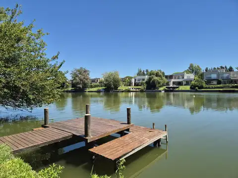 Destacada Casa en Venta al Lago en Santa Barbara