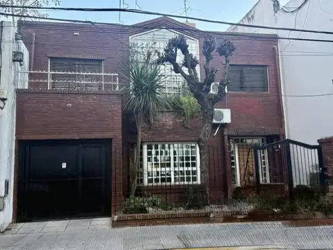 Casa de 5 Ambientes en 3 Plantas  con Jardín y Garage